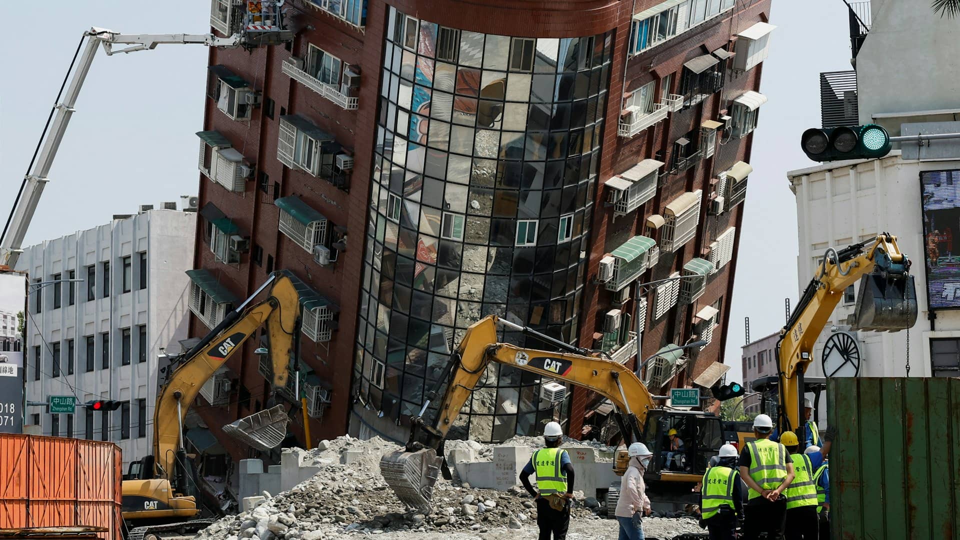 0403花蓮強震 各地勘災行動持續進行中 國土署:全臺18建築列紅單、34建築黃單(圖:翻攝自網路)