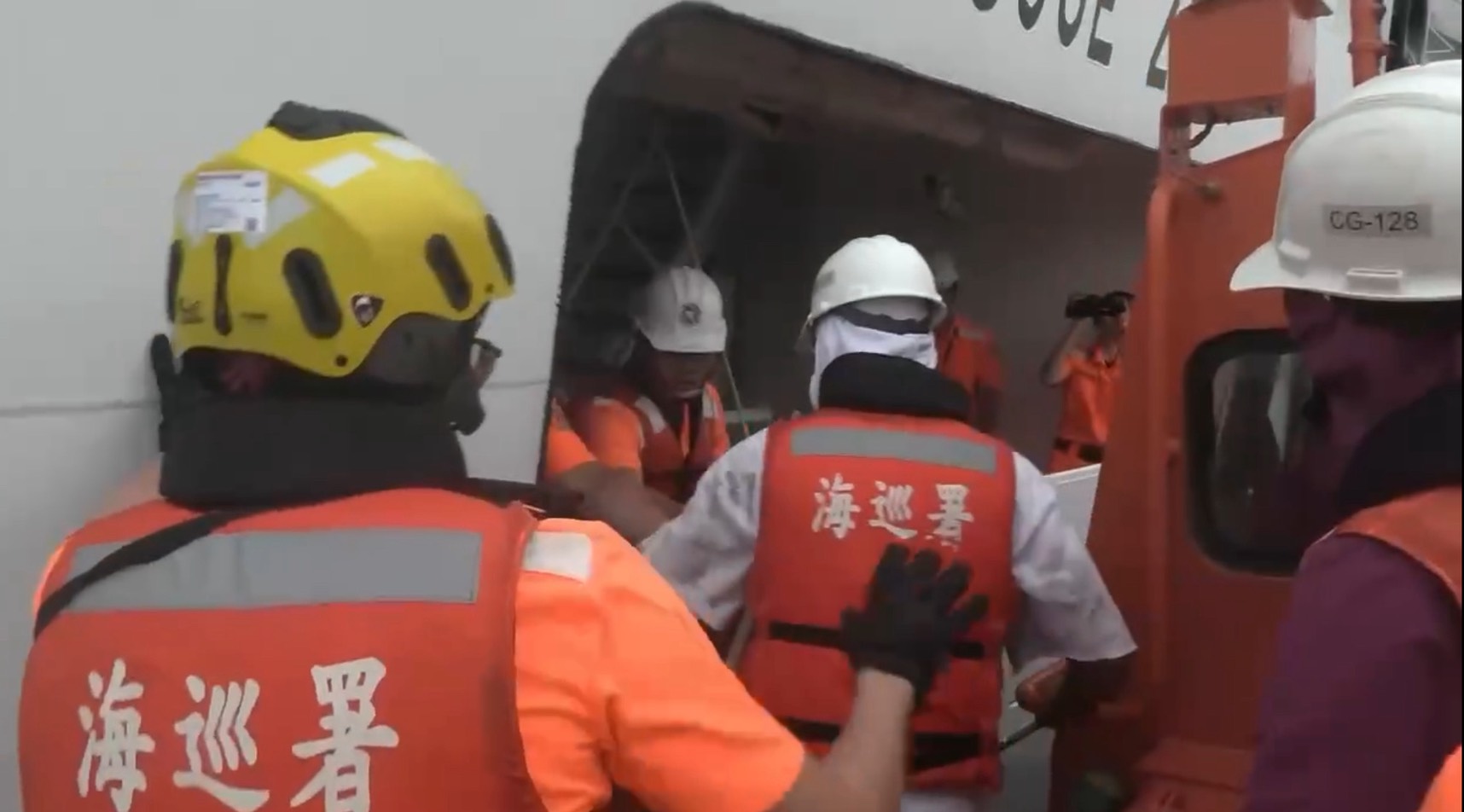 海巡雙艦執行搜救 成功接駁漁工並持續擴搜失聯船長