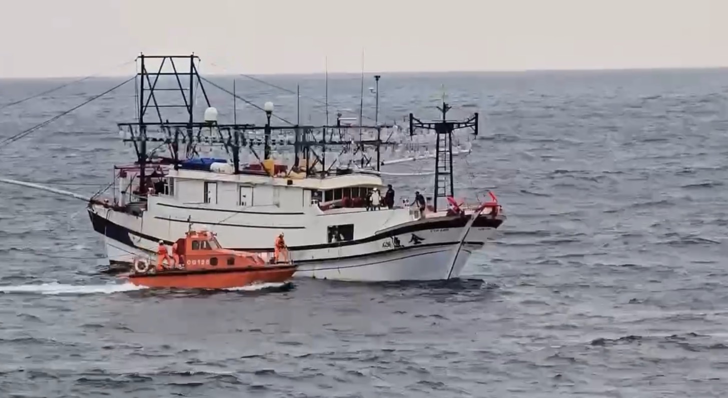 海巡雙艦執行搜救 成功接駁漁工並持續擴搜失聯船長