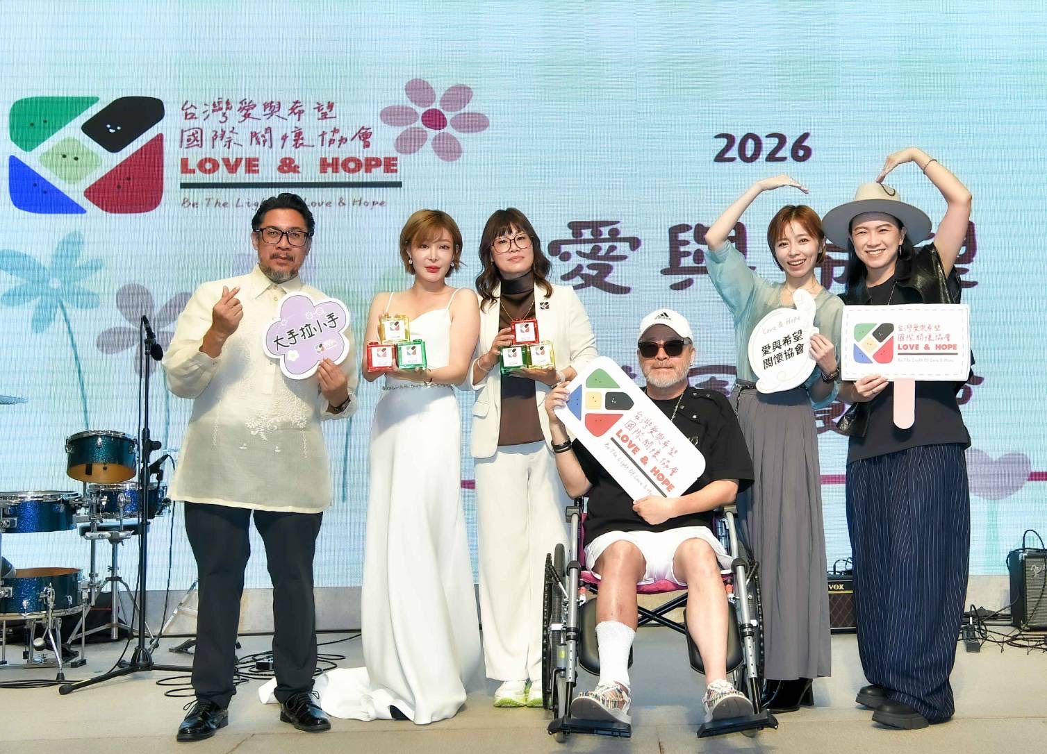 王瞳、張芸京、班鐵翔攜手獻愛 公益晚會感動全場